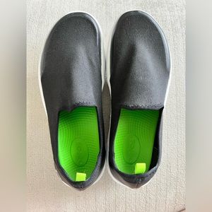 OOFOS Women’s OOmg eeZee Low Shoe Canvas Recovery Footwear, White & Black, 9.5